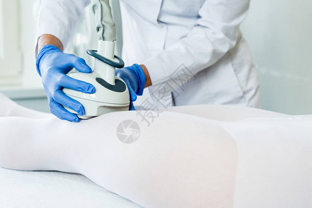 机器美容诊所内有乳液喷洒手术的妇女图片