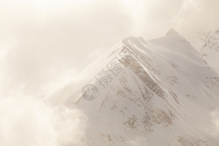 冬季阿拉斯加山脊雾中图片