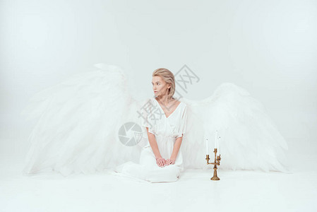 身着天使装扮的美女翅膀坐在坎德勒拉布伦附近蜡烛图片