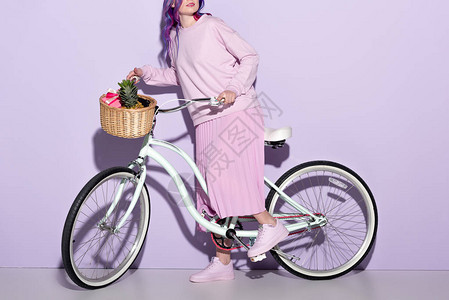 身着粉色衣服骑单车和篮子菠萝和香蕉的年图片