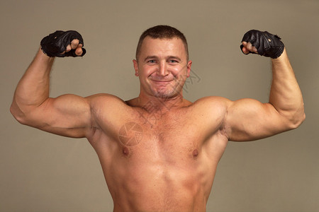 男人展示肌肉图片