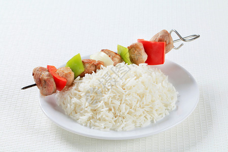 烤羊肉串配白米饭背景图片