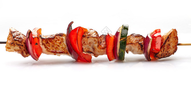 白色背景中的烤猪肉片和蔬菜猪肉烧烤图片