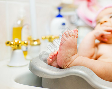 婴儿脚趾新生儿洗澡图片