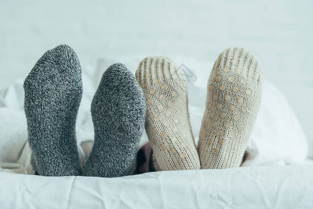 在家一起躺在床上的温暖羊绒袜图片