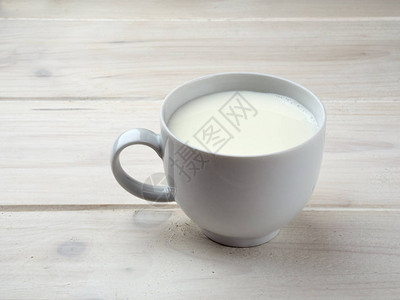 白色木板上的一杯牛奶图片
