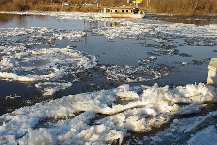 过河的浮桥秋季冰漂图片