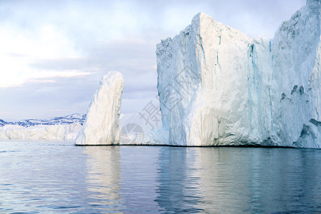巨大而美丽的冰川位于格陵兰岛伊卢利萨特峡湾的北冰洋上图片