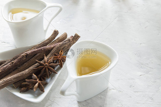 八角茶和甘草根在桌子上图片