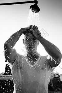 男人在外面洗澡黑白图像背景图片