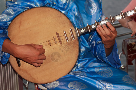 演奏传统乐器的音乐家图片