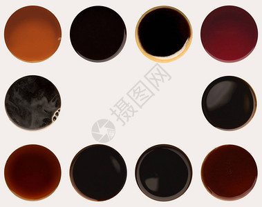 白色背景上隔开的一组咖啡泡沫在不同的杯子视图之上背景图片