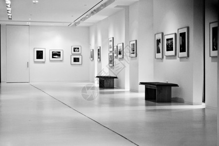 黑白现代艺术画廊内部的孤独图片