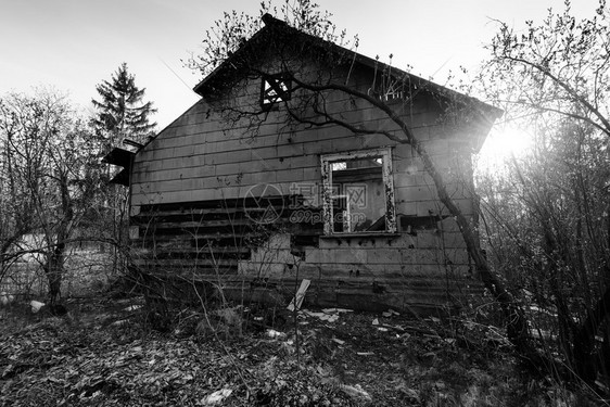 阳光下废弃的旧房子图片