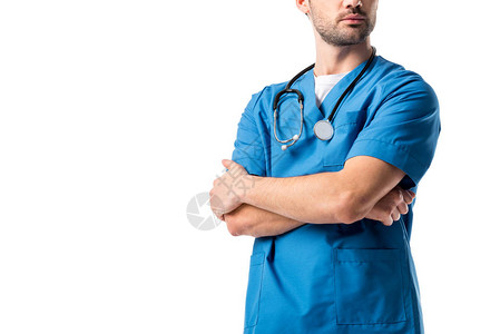男护士身穿蓝色制服听诊器站立折叠双臂与白色隔背景图片