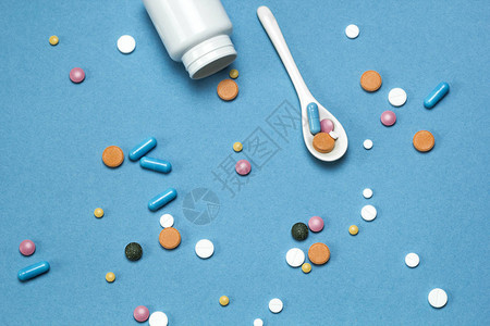 药片药丸和不同颜色的胶囊图片