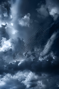 对黑暗天空的饱和暴风云深蓝色调图片