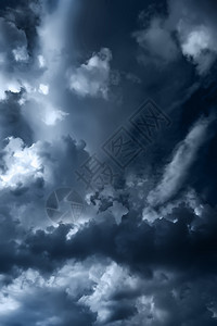 对黑暗天空的饱和暴风云深蓝色调背景图片