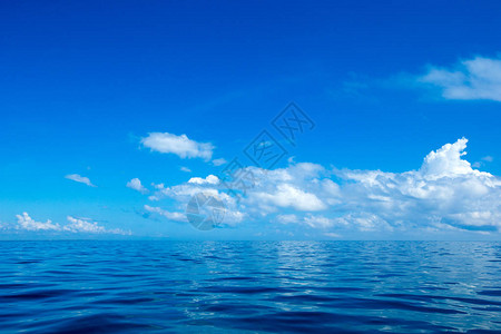 蓝色天空的云在平静的海面上图片