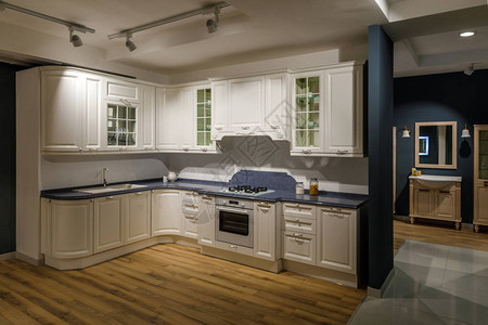 白色和蓝色调的翻新厨房内饰图片