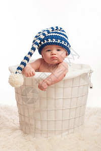 4个月大的男孩戴着长袜帽图片