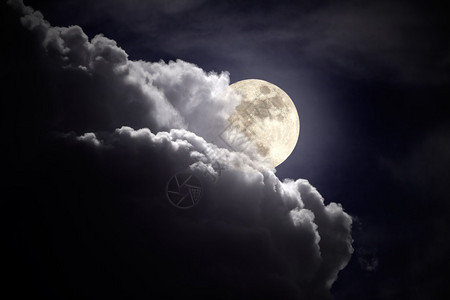 在一个多云的夜晚满月图片