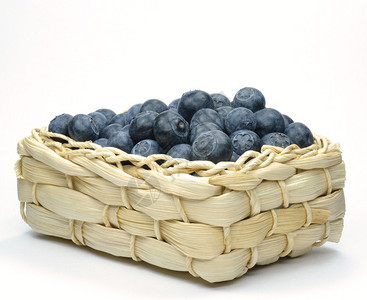 蓝莓在一篮草里白图片