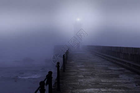 大雾之夜的河口灯塔背景图片
