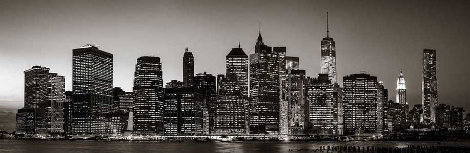 夜幕曼哈顿纽约市天线全景的黑白图像灯背景图片