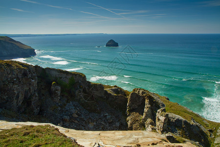 在靠近Trebar带海滩的Cornish海岸线上图片