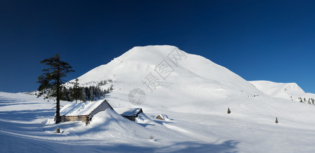 房子和雪山顶在冬天的时候图片