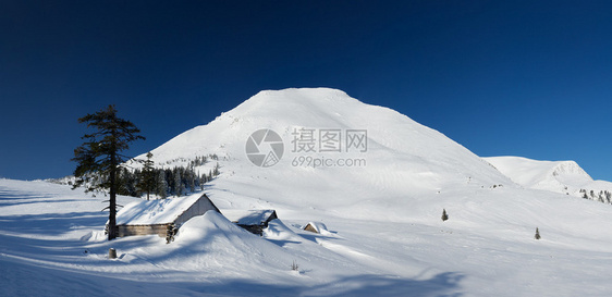 房子和雪山顶在冬天的时候图片