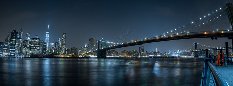 从布鲁克林看纽约市曼哈顿夜景图片