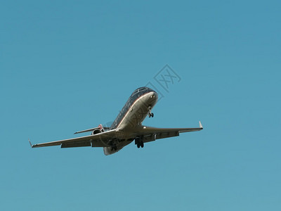 商业喷气式飞机在飞行时背景中蓝图片