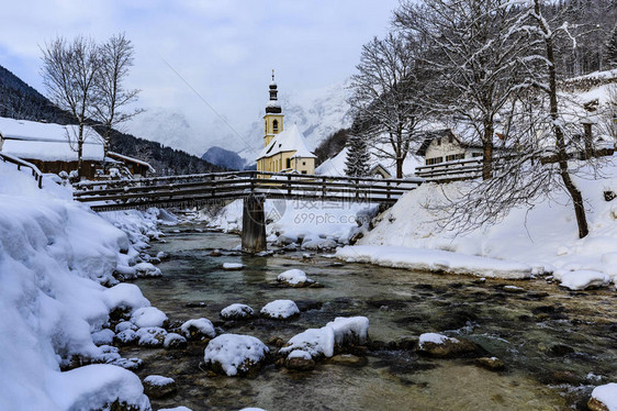 巴伐利亚阿尔卑斯山拉姆绍冬季河流景观全景与著名的圣塞巴斯蒂安教区堂位于拉姆绍村图片