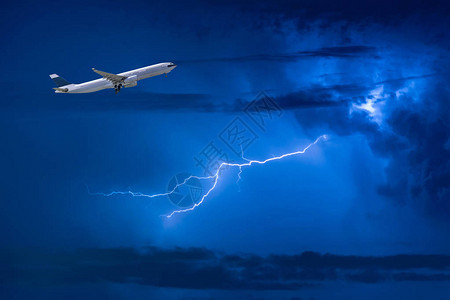 商业飞机在风暴云和闪电上空起飞行图片
