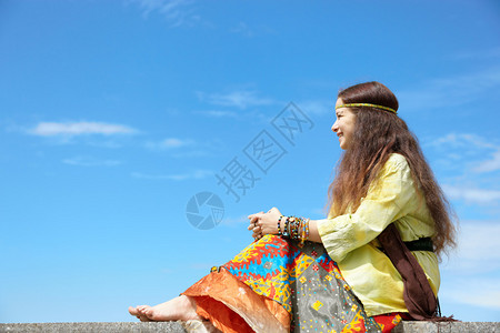 青春女蓝天空背景有选择图片