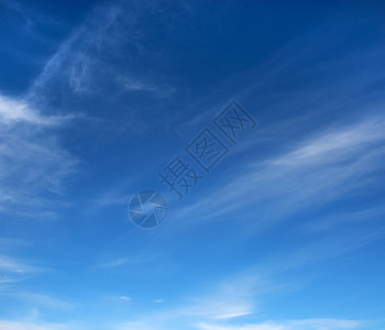 天空在地平线和云中图片