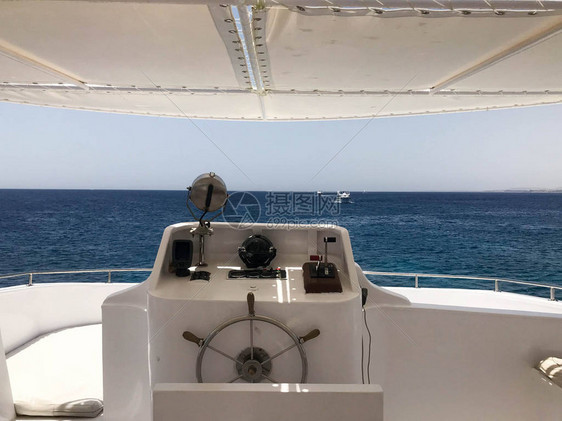 caroble上的船长舱带方向盘的船回声测深仪海罗盘导航仪气把手转速表和速度计探照灯对图片