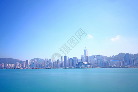 沿海岸线的香港天际线图片