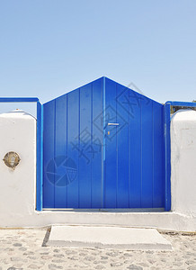 希腊圣托里尼岛上的蓝色木门和湛蓝的天空图片