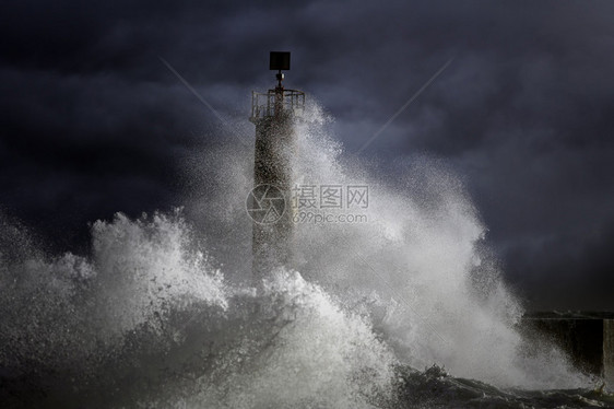 在葡萄牙北部的灯塔上大西洋暴风图片
