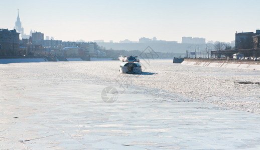 在阳光明媚的寒冬日在冷冻的莫斯科河上图片