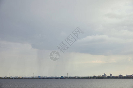 阴雨天气与灰色的天空图片