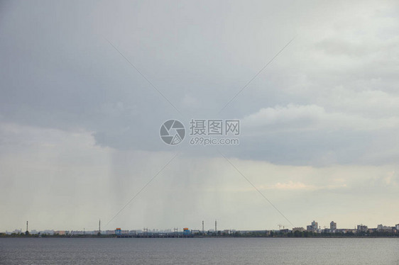 阴雨天气与灰色的天空图片