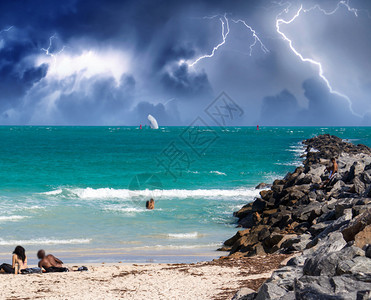 暴风雨冲向海滩清净海图片