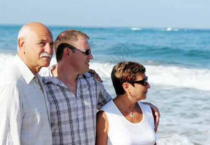 儿子带着父母来海边旅游图片