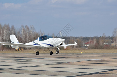 现代轻型飞机正降落或起飞在机场上图片