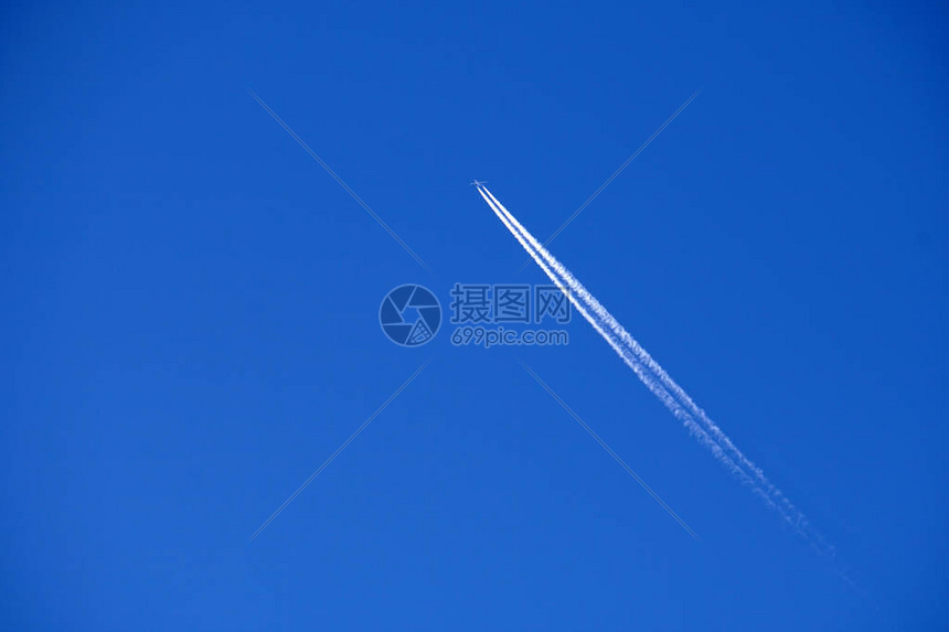 空中喷气飞机跟踪深蓝天空背图片