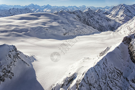 冬季山峰海脊和冰川见高山图片